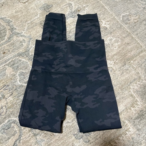 SPANX Women's Look At Me Now High Rise Tummy Control Seamless Leggings Camo XS - Picture 2 of 4